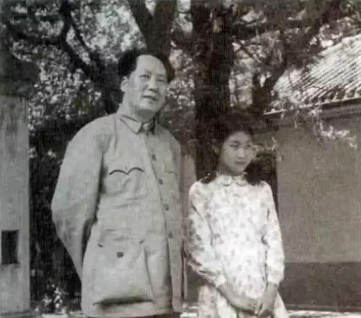 一天，毛岸青到苏联国际儿童院去看妹妹李敏。毛岸青指着屋里的毛泽东像，告诉妹妹，他