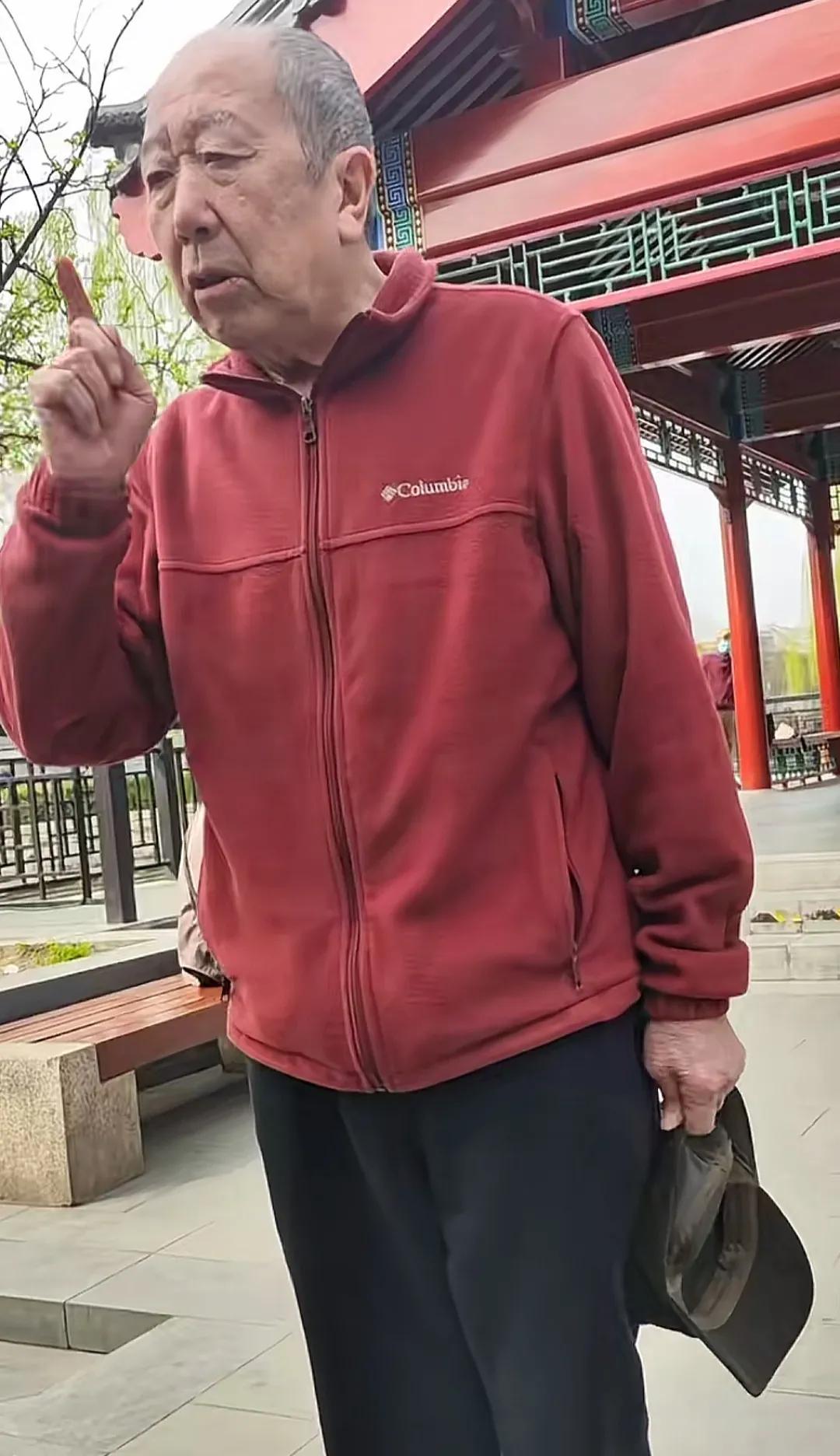 90岁雷恪生北京公园遛弯被偶遇，已满头白发的他，独自一人闲逛，身边没有保姆，格外