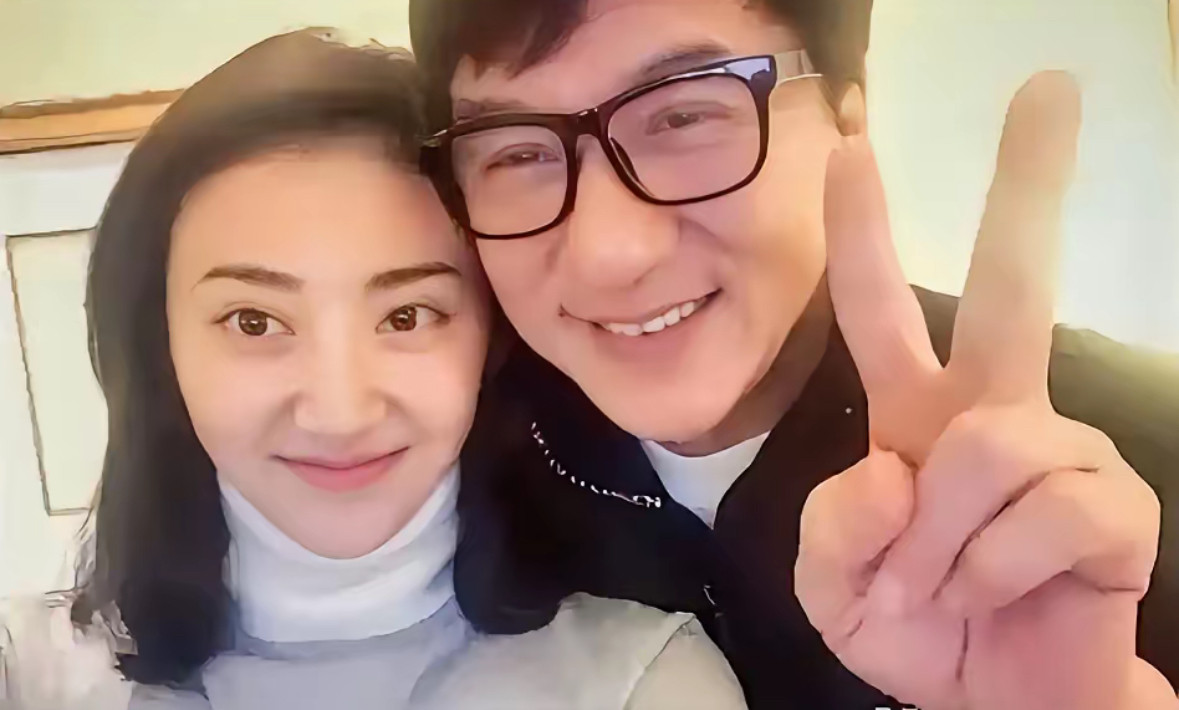 景甜这事儿，回头看真觉得造化弄人。她最吃亏的地方，就是第一任男友把她保护得太好了。刚出道就是顶配资源