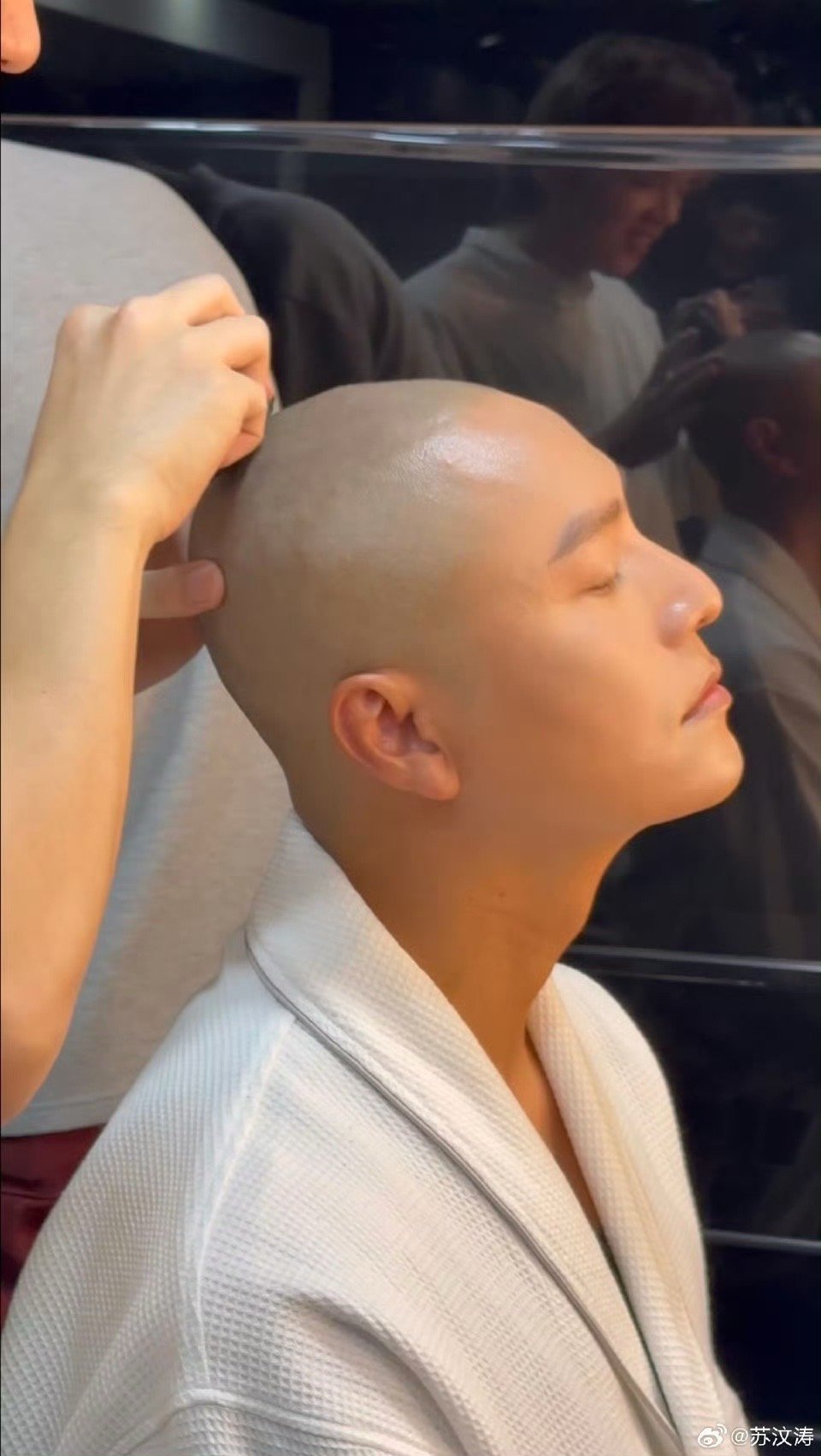 陈坤头发长回来了恭喜坤哥重返“有发一族”！短发造型干净利落，将五官的深邃与立体