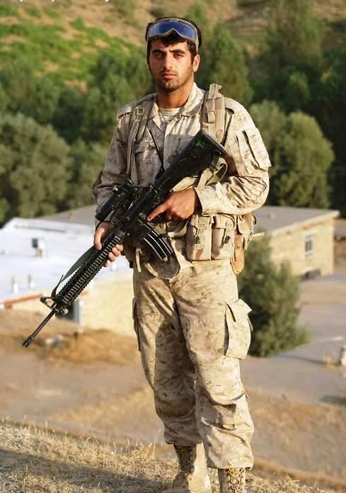 伊朗革命卫队士兵携带S-5.56（Sayyad）5.56毫米突击步枪，该步枪是中