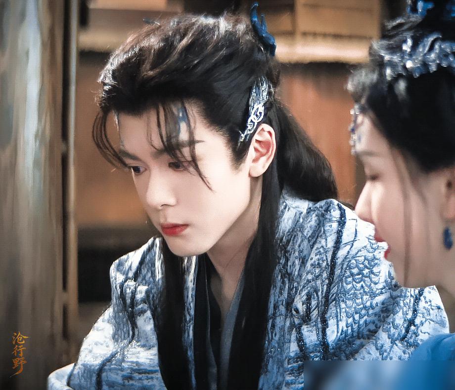 戏份被删成背景板，热度却把主角干趴下。一集戏份不到10分钟，删到快用放大镜找