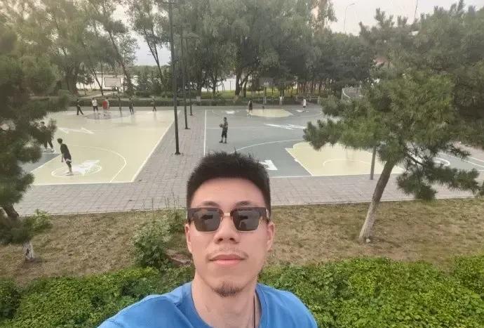 张镇麟给沈阳新建了两块篮球场地，篮球迷们又有打篮球的好地方了。张镇麟选择在家乡