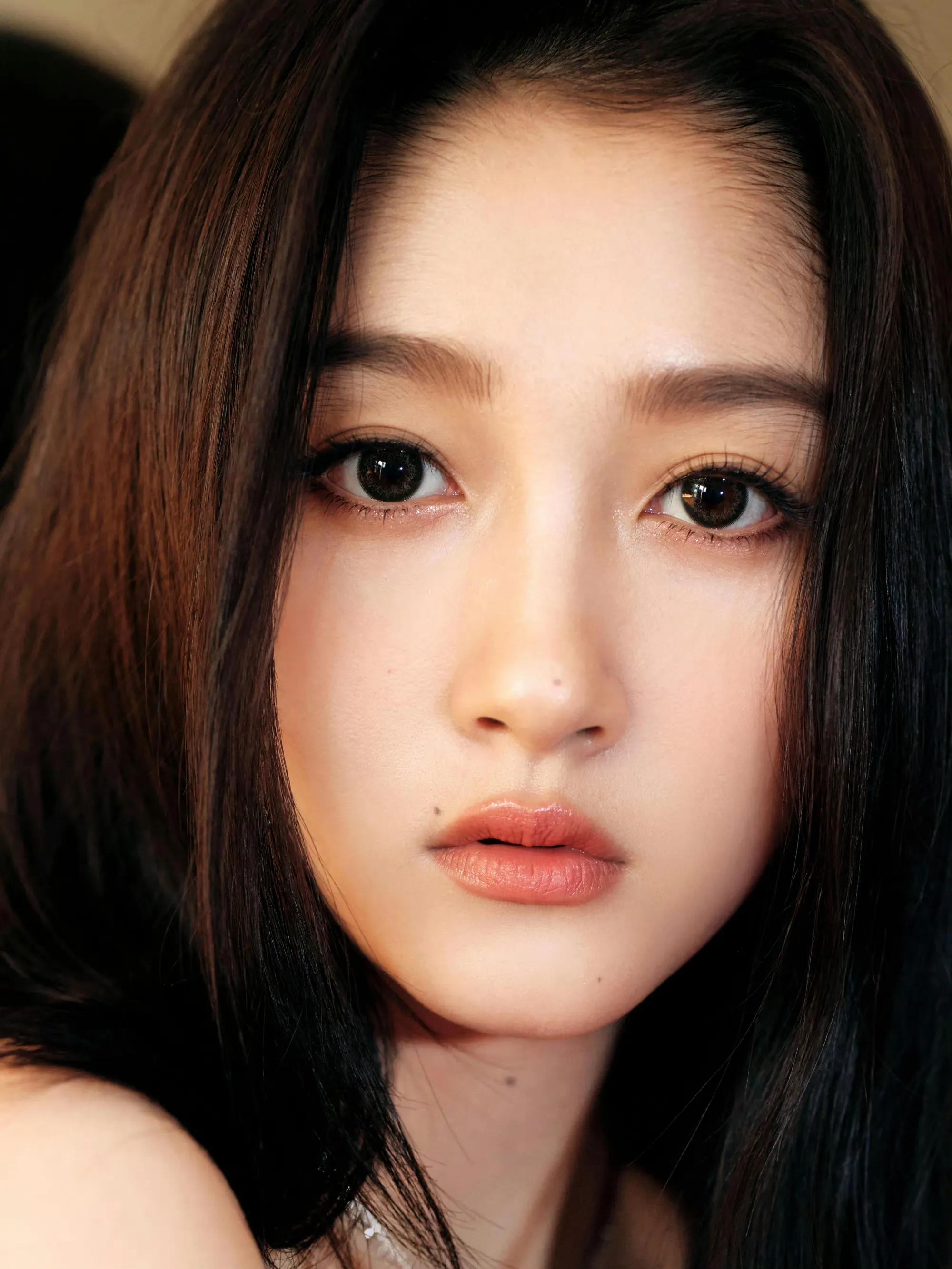 国民闺女关晓彤写真：身姿曼妙、姣美容颜