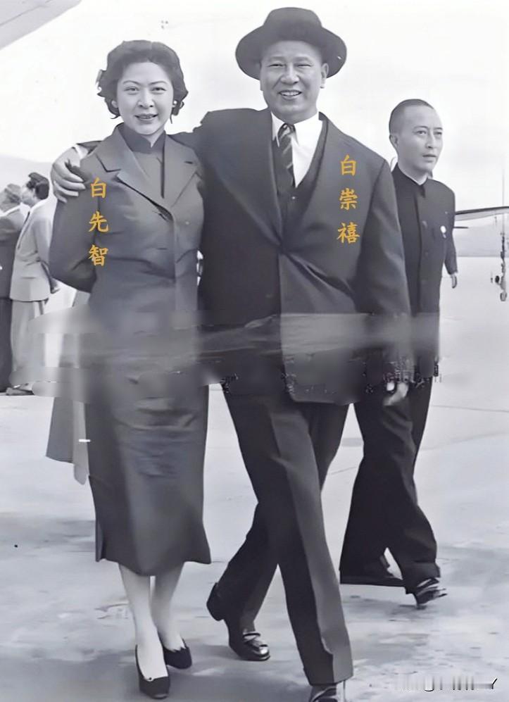 这是白崇禧迎接久别重逢的大女儿白先智的一张老照片,拍摄于1958年的台湾松山机场