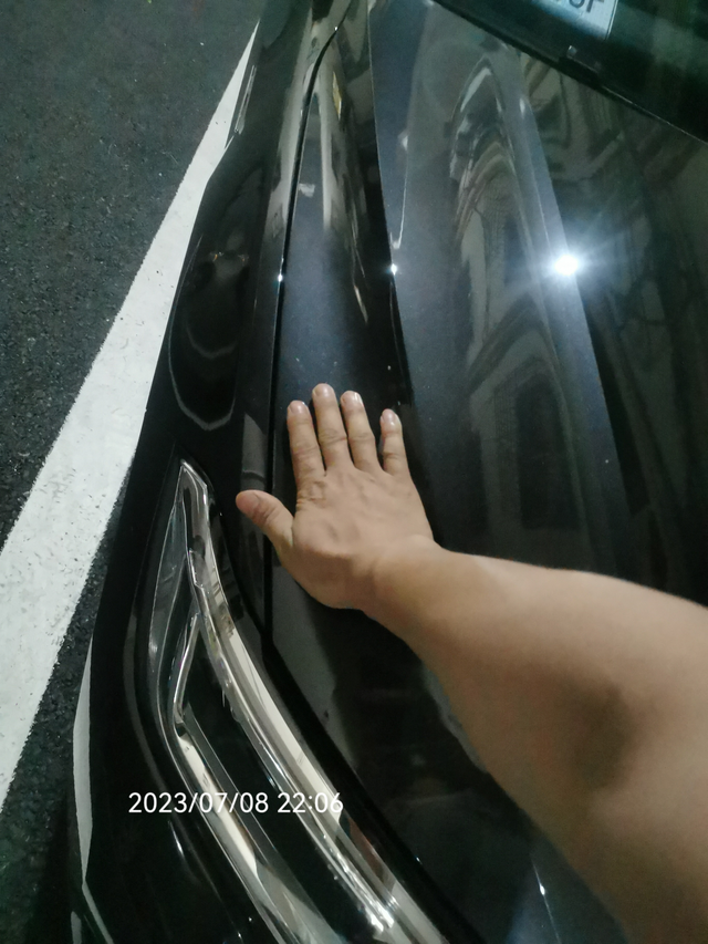 今天刚提车前机盖很烫手发动车子坐了半小时看了会说明书，发现机盖很烫手温度太高了