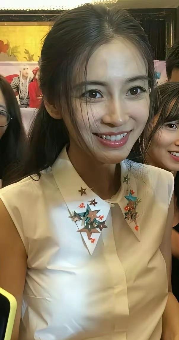 杨颖生图真实长相也太抗打了吧！没有精修滤镜的她，五官依旧精致立体，笑容明媚动人