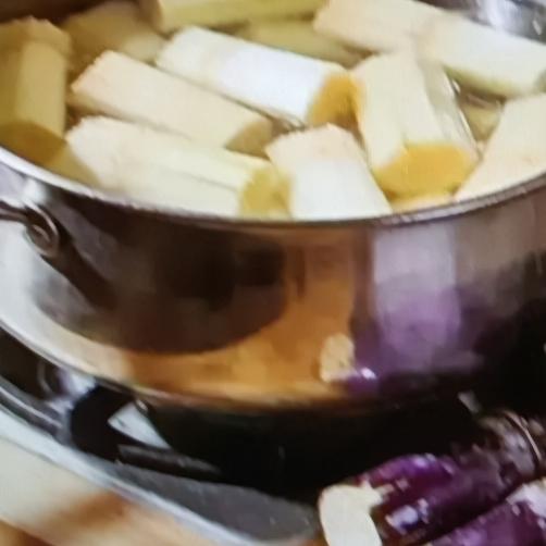 冬季甘蔗可是养生好物，有“补血果”“脾果”的美誉，民间还说“冬吃甘蔗胜过参”，但