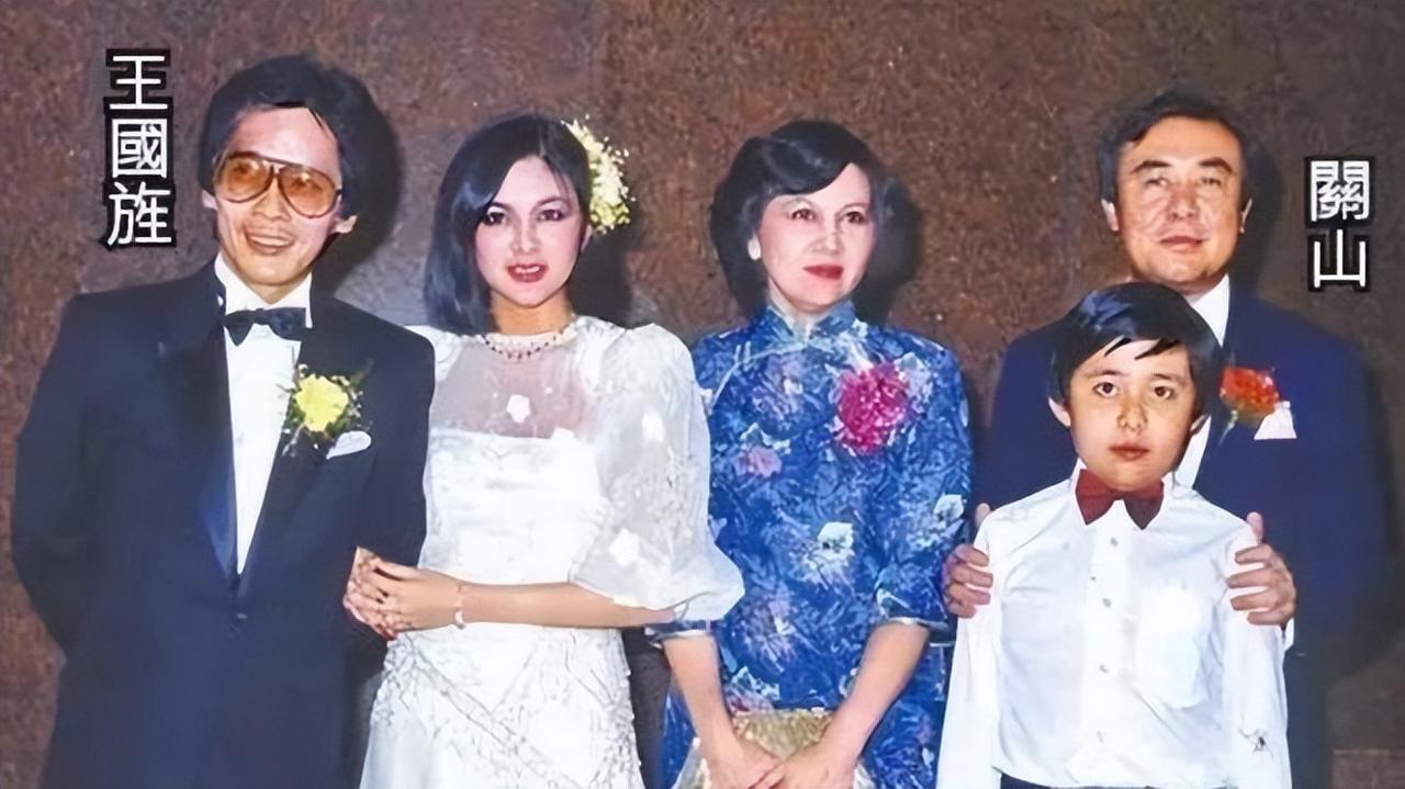 关之琳的母亲老了依旧是美人，这点关之琳没有随她母亲，大概是随了她父亲了。
