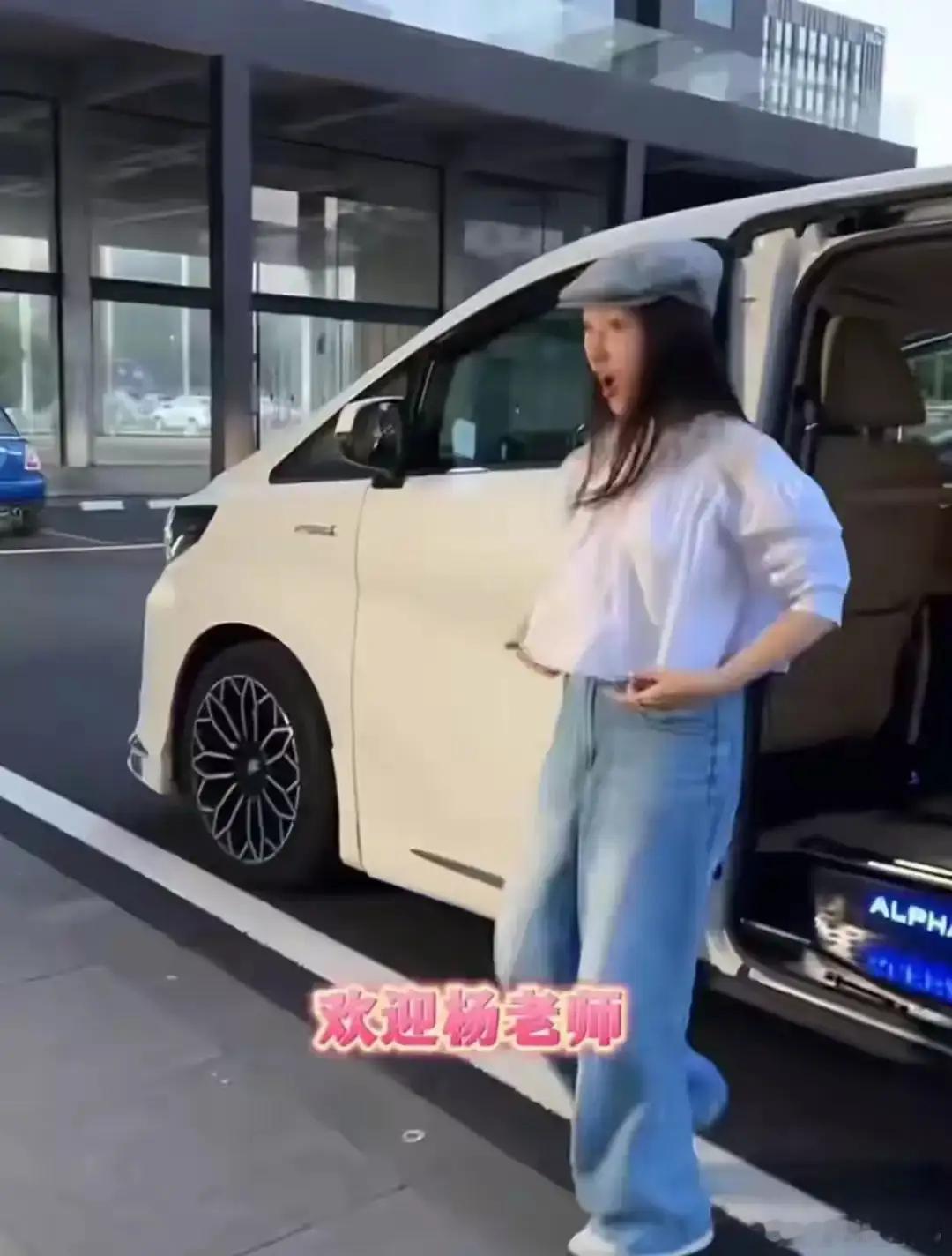 54岁的杨钰莹现身南昌，白上衣配牛仔裤，打扮时髦得很。这状态哪像这个年纪，简直逆