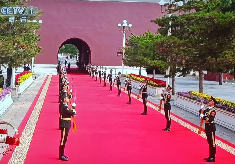 参加九三阅兵的外国政要七点多就开始踏着红毯从端门入场。我看着仪仗队就这样一动不