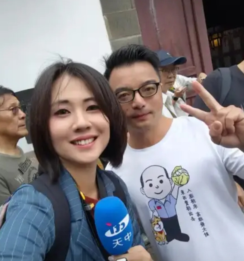 中天小姐姐直播引热议！两级反转啊何穗蓉的拍摄手法怪怪的。雨天原因确实让画