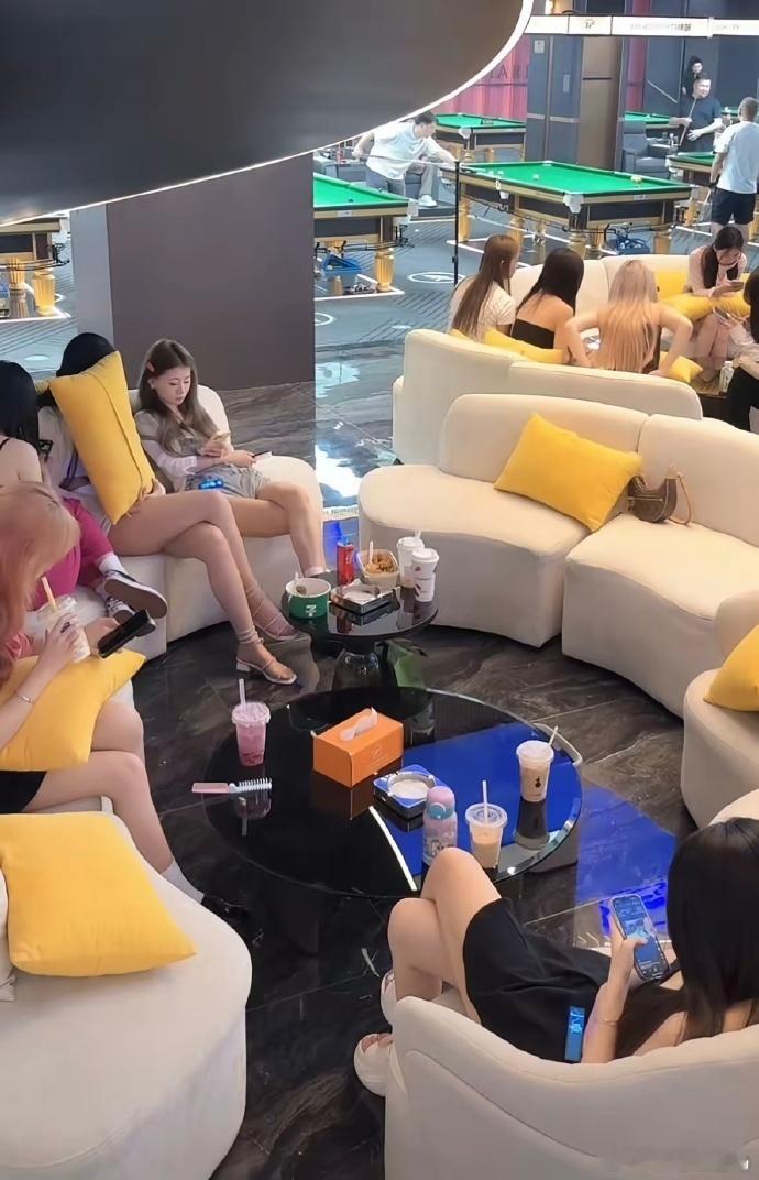 这生意也太好了吧，全是漂亮小姐姐！​​​