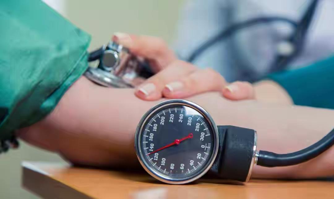 一旦吃上降压药，这2件事情赶快停止，别自己害了自己——但请先认清：“停药”与“