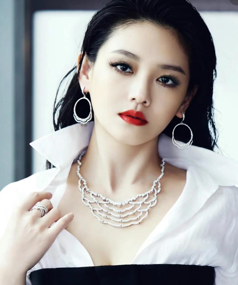 大S生前收藏的珠宝首饰确实不少，钻石、铂金、黄金、珍珠这些常见的名贵饰品，据说没