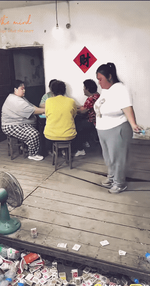 地板已经糟了，更不应该在上面跳绳。一影响打牌的人；二易把地板压塌(还真的压塌了