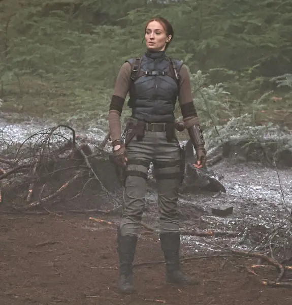 热门游戏改编的《古墓丽影(剧版)》最近暂时停拍了。据报道，经数月高强度动作训练与