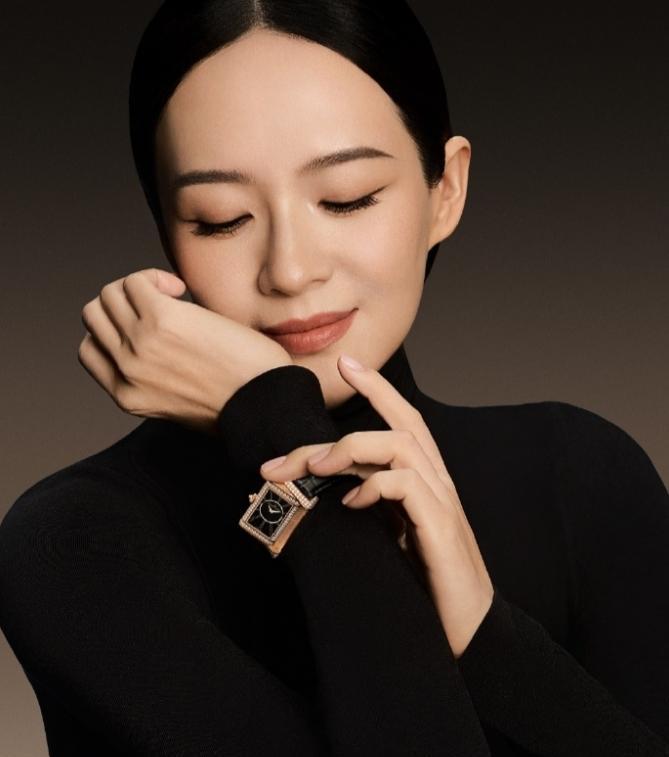 最近高奢代言和抢代言人一样章子怡官宣了积家全球代言人，赵丽颖纪梵希彩妆全球代，