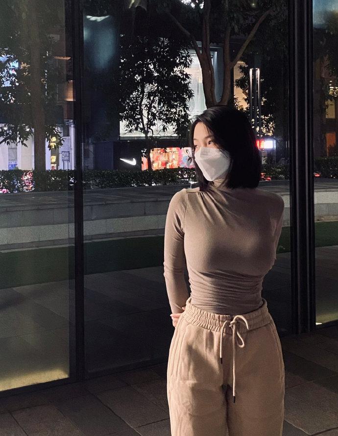 ‌沙漏（现代诗）风在沙漏里种下光，一粒一粒，数着我们的年轮——你向左，