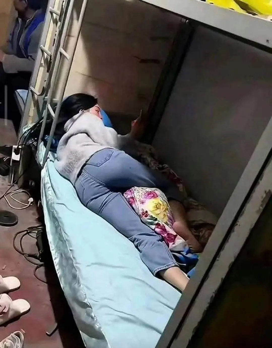 这么漂亮来工地干活。这是真的嘛