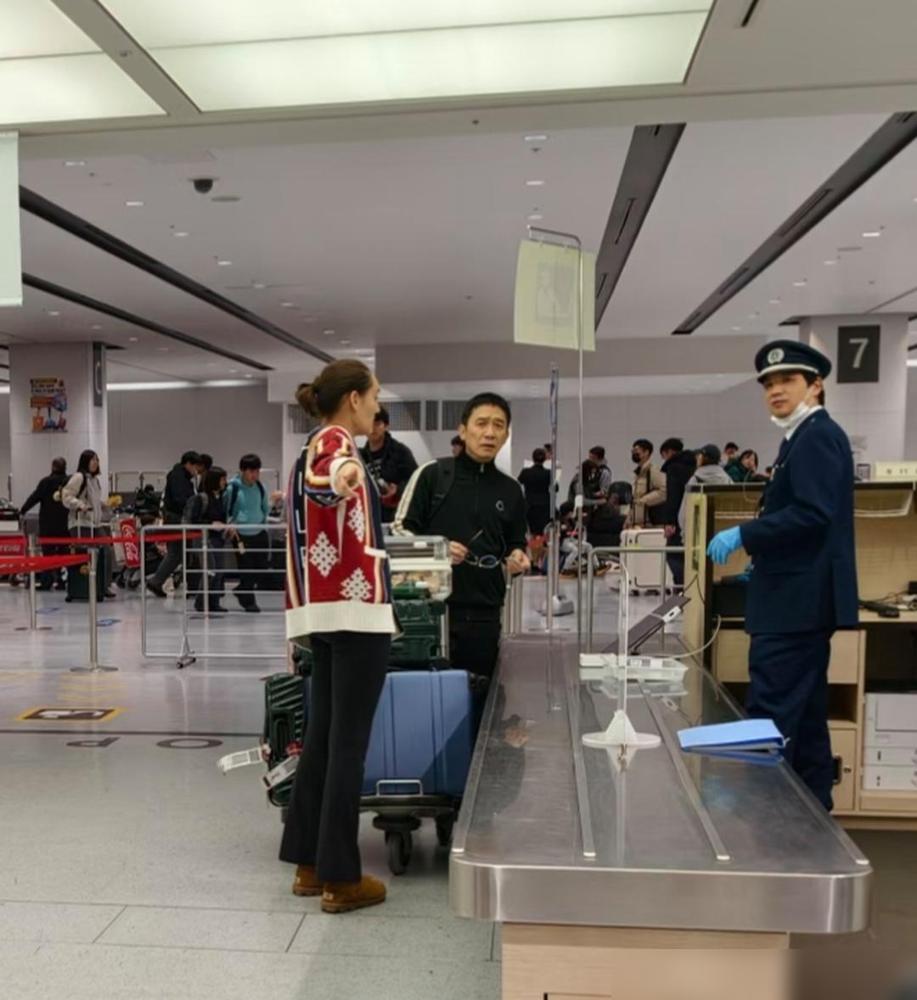 影帝机场眼神求救，刘嘉玲竟在远处看热闹。北海道新千岁机场，63岁的梁朝伟过安