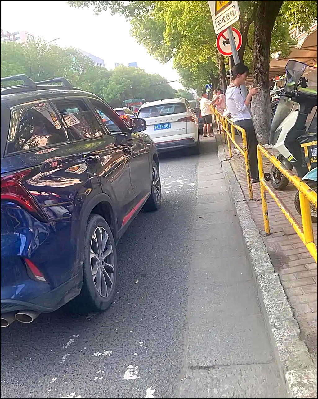 她要是抬头挺胸，气质起码翻倍
