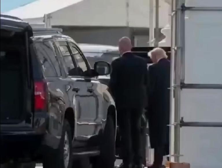 特朗普走了？全世界要开席了，这段视频到底是真的还是假的？原本站的好好的，突然一下