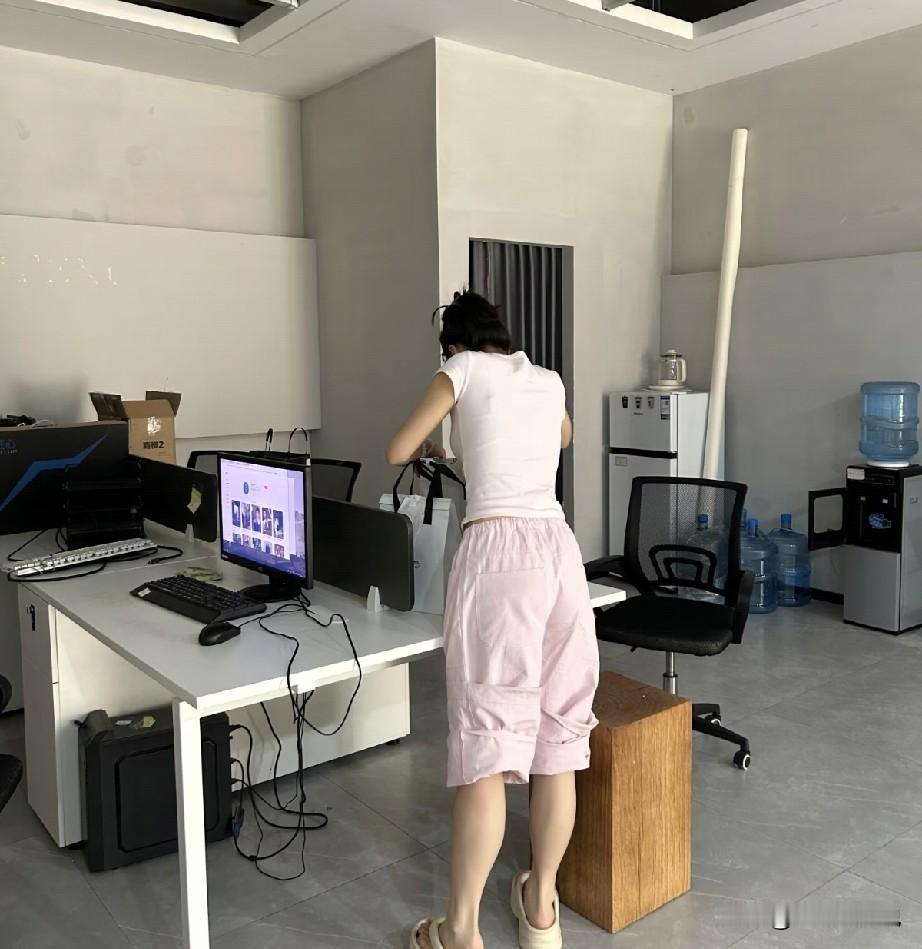大家发现没有，现在中年危机的焦虑不仅仅是本人，而是已经弥漫扩散到了全家[哭哭]我