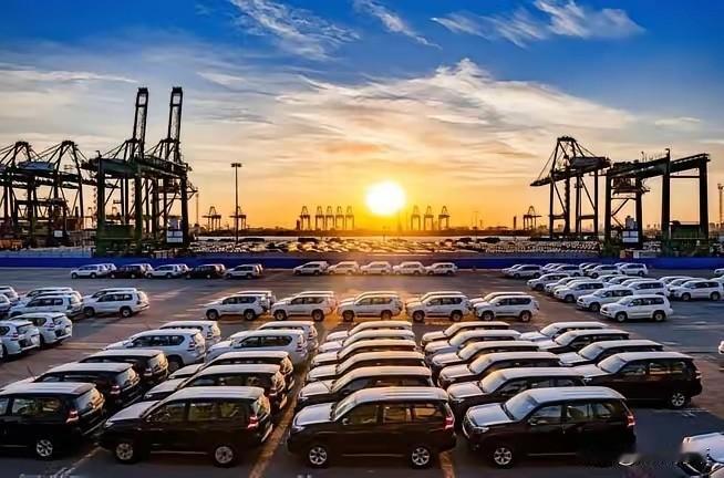 反制说到就到！特朗普宣布，100%关税封杀中国汽车，话音刚落，中国减持77亿美债