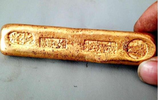 1980年，山西杨大爷拿着2根金条来到银行，说想把金子换成钱！银行柜台后的年轻职