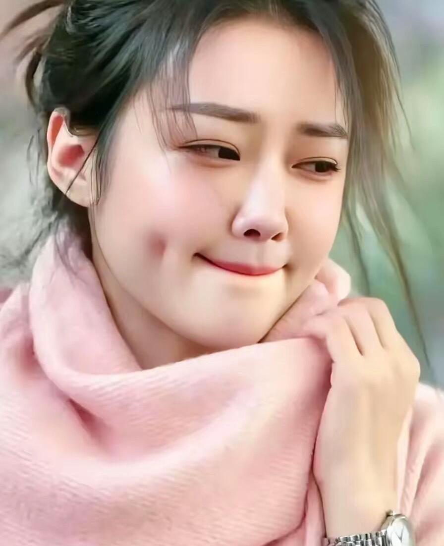 好漂亮的一个美女，这看起来是纯天然的美，皮肤这么紧致的太绝了。颜值已经超越了