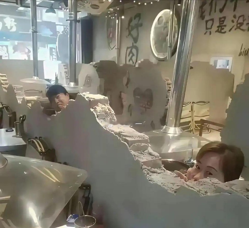 这家烤肉店装修风格有点眼熟啊