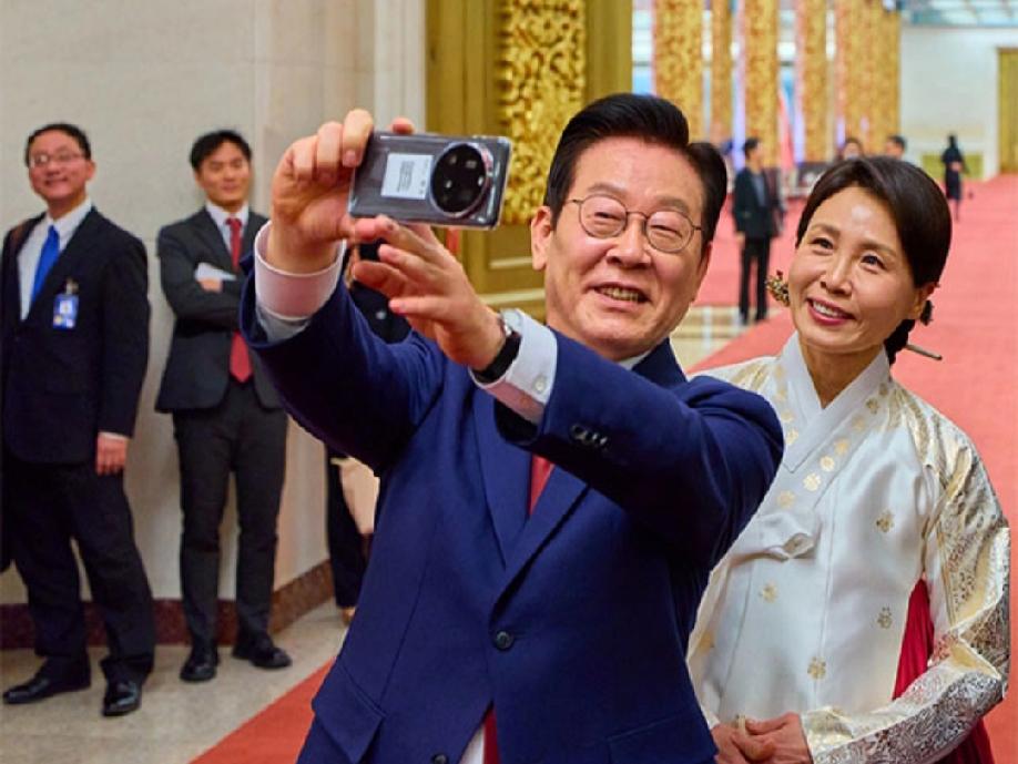 1月6日，韩联社报道:“昨天，在中国访问的李在明发文写道:这些照片的画质不错吧？