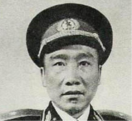 他18岁当上师政委，1955年大授勋时怒撕肩章，余生再也没穿过军礼服。1916