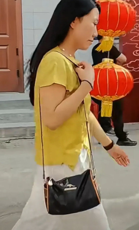 泪酸，先低头不丢人，妹妹和哥哥因吵架三年不来往，妹妹得知侄子要结婚，放下面子给侄