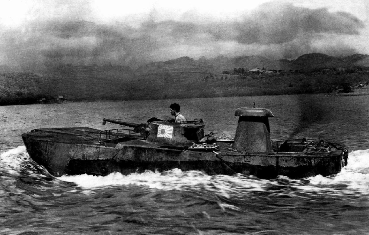 1945年，美军正在测试缴获的特二式内火艇。名义叫“艇”，本质是两栖坦克。是二战