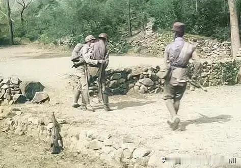 抗战时期，一名八路军与日本鬼子近身肉搏战，而在旁边的另外一名八路军战士见此情况，