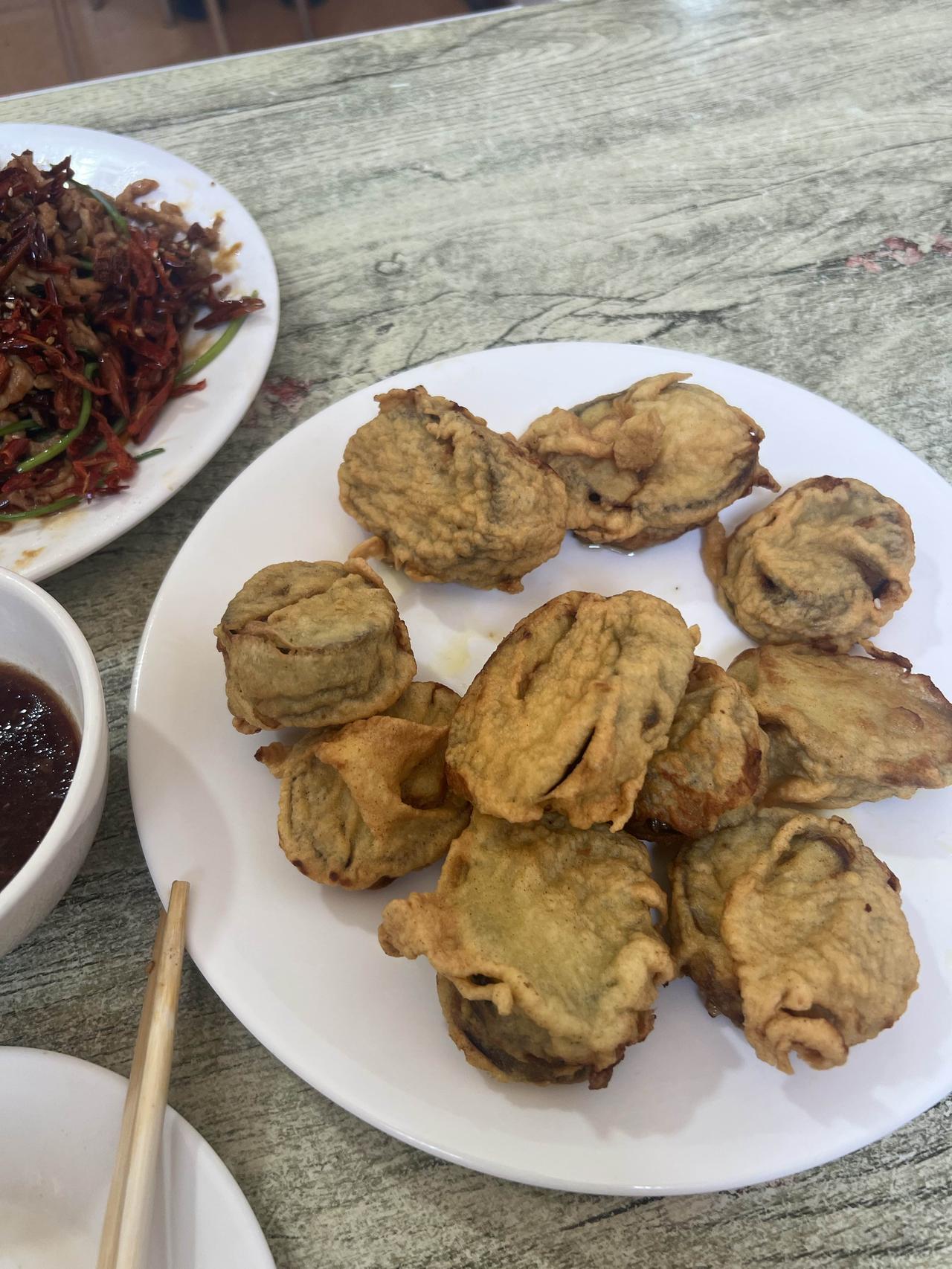 发现了一家很好吃的苍蝇馆子，都是现炒现做的，再一个村庄里面，连个饭店名字都没有。