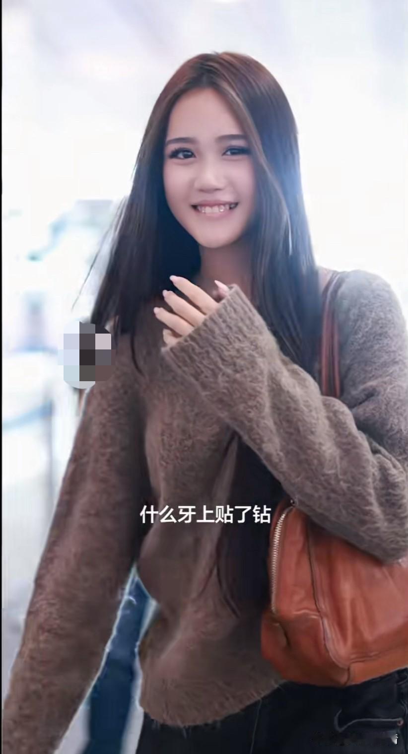 钟丽缇小女儿考拉在机场被粉丝问牙上是什么？考拉说牙上贴了钻。粉丝再问贴钻的效果是