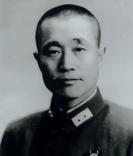 1949年1月11日，被俘的杜聿明被押到一处村庄，我军给他端上了红烧牛肉，马肝烧