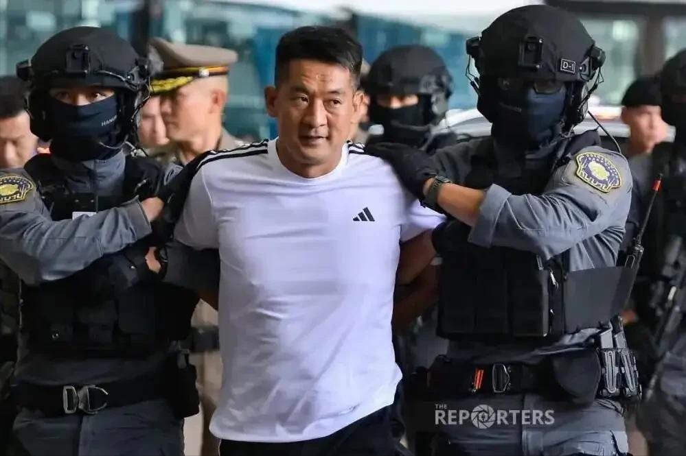 泰王今天访华，终于把这个犯罪头目抓回来了！据多家泰媒报道，当地时间12日下午