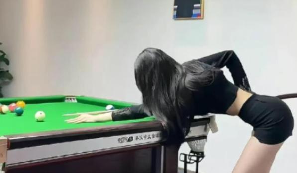 重庆这事儿，说出来都让人笑。一男子点了美女陪练打台球，打了整整一宿，到结账的时候