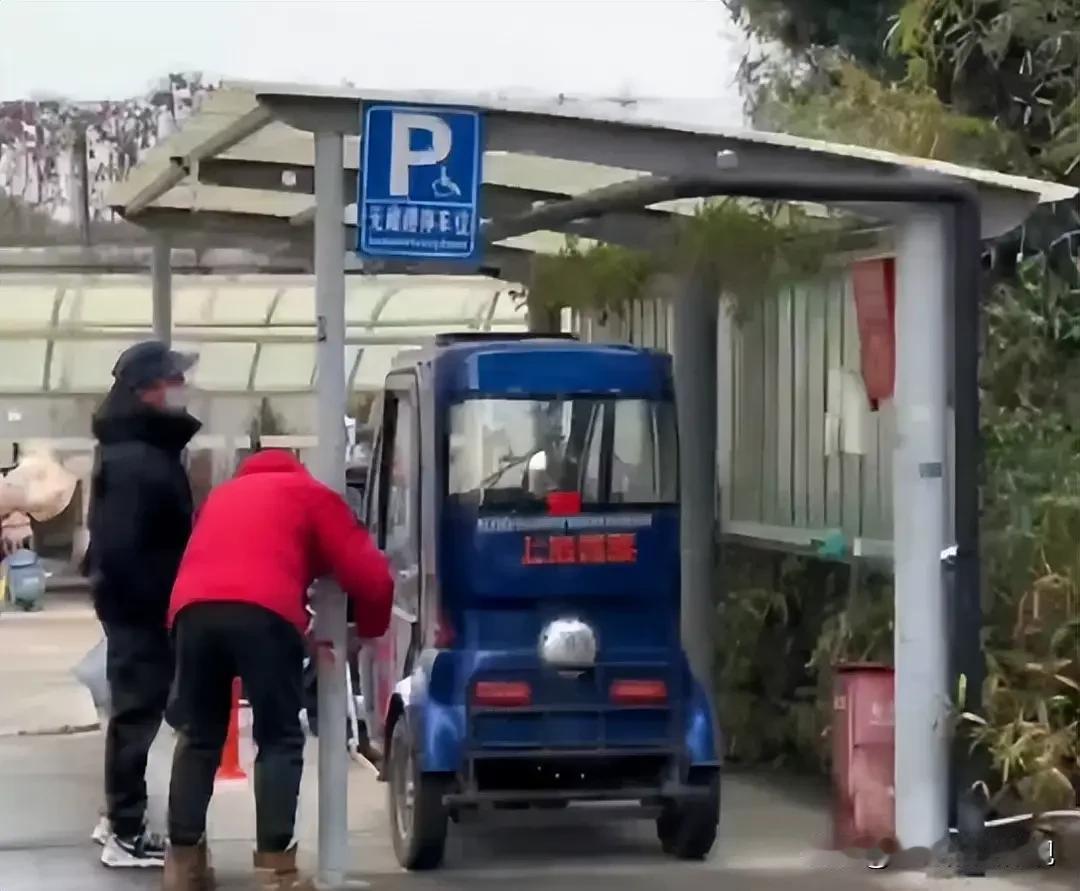 上海，男子正在家休息，突然收到自己爱车的报警，赶紧跑下楼查看，发现自己刚买了一年