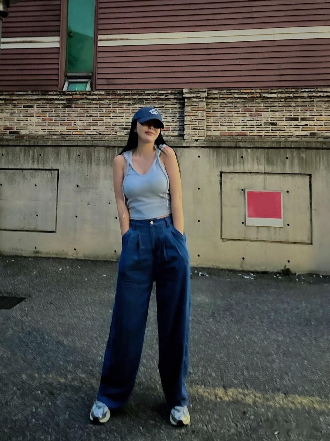 21日，歌手洪真英在Instagram上传了多张照片，并配文“好久没穿牛仔裤了”