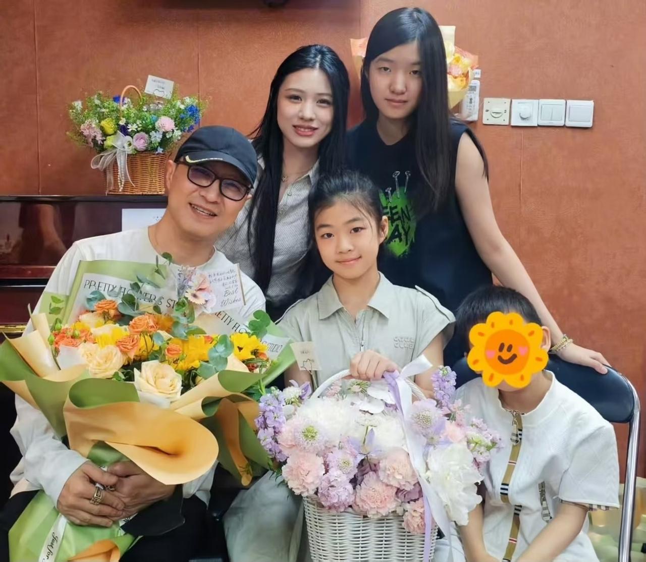 汪峰章子怡女儿醒醒演出，大姐、二姐、弟弟和爸爸一起给醒醒加油，鼓励和祝贺来了，