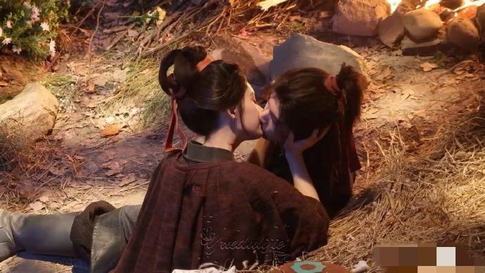 张凌赫林允《归鸾》篝火吻戏曝光！水灵灵的氛围感直接封神张凌赫和林允《归鸾》的