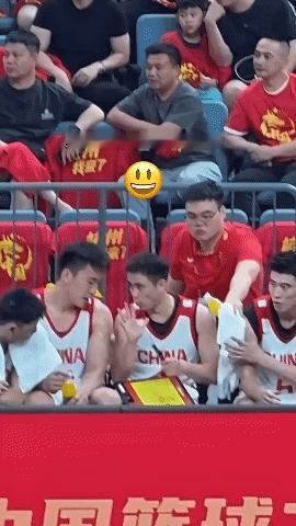 赵指导上线！真不敢想象，赵继伟抢过主教练郭士强的战术板，坐在替补席上给王俊杰画战