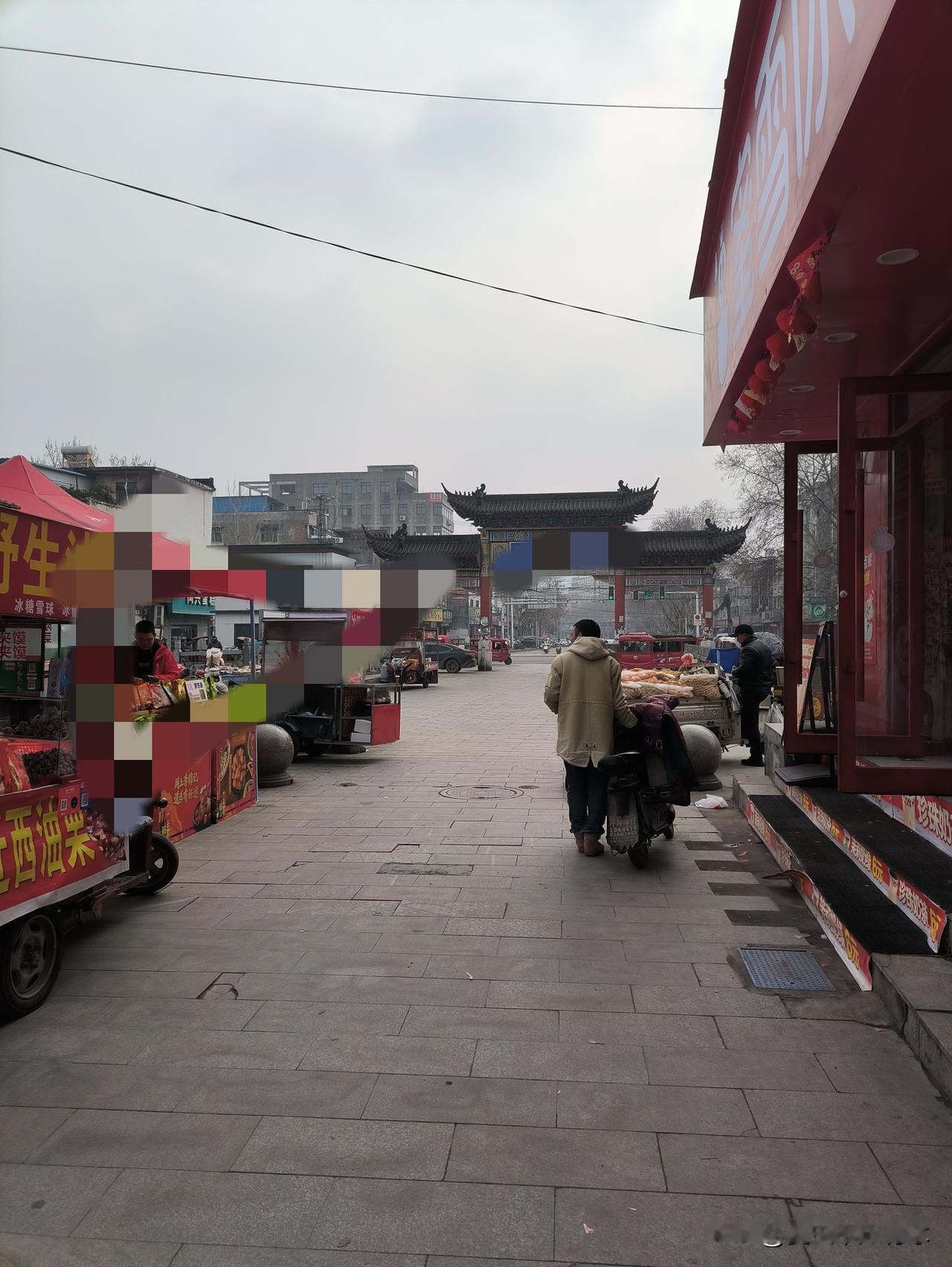 瞧瞧作恶之人的下场便知晓了。十年前，镇上卖菜的那对中年夫妻忽然不见了踪影。询问