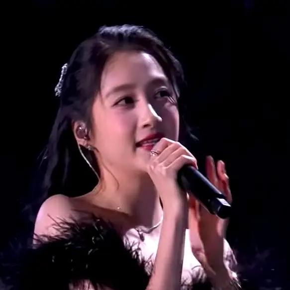 说句实在的，内娱95后小花里，关晓彤的口碑起伏真的最让人唏嘘。从人人疼爱的国民闺