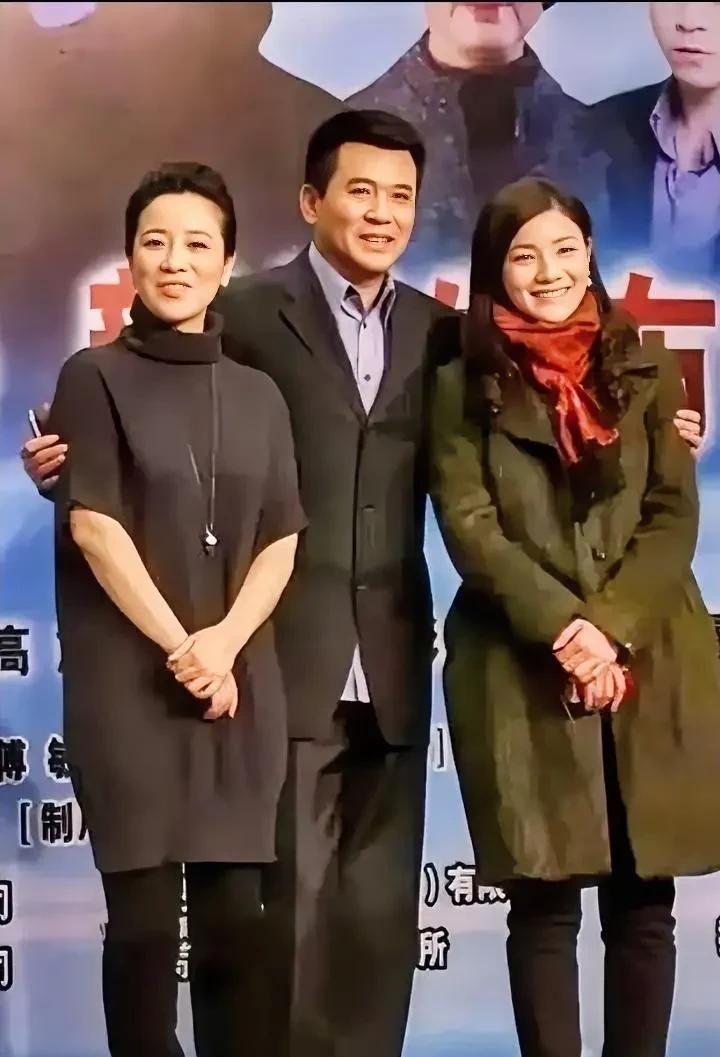 左边陈小艺，右边胡可，一个比一个漂亮！一个比一个有气质！中间这位谁呀？长相五官端